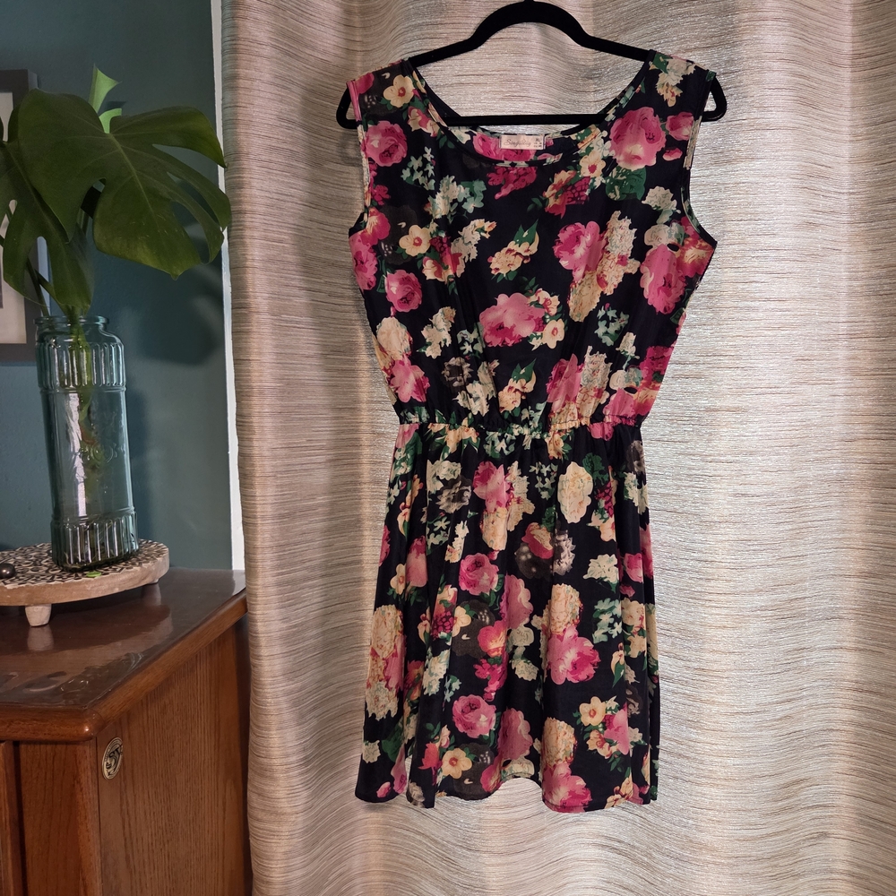 Chic Floral Mini Dress in Black and Pink